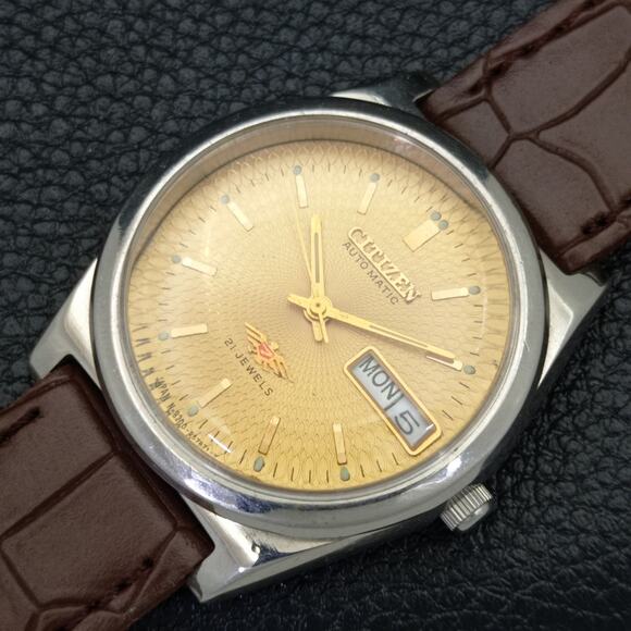 Vintage 1979 Citizen Automatic Mens Silver Watch W/daydate & Gold accents - Picture 5 of 7